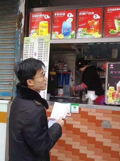 同時(shí),對校園周邊便利店進(jìn)行現(xiàn)場檢查,重點(diǎn)查看銷售食品,"五毛食品"